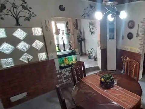 Casa 2 Dormitorios, Local y Patio,Zona E.Encendida