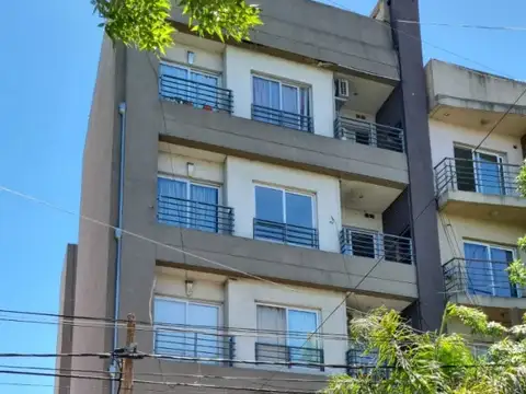 SE VENDE DEPARTAMENTO DE DOS AMBIENTES CON COCHERA EN MERLO CENTRO