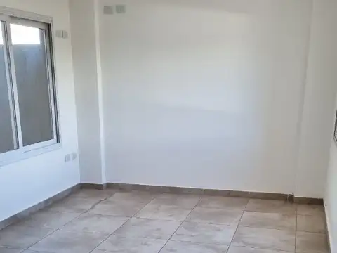 SE VENDE DEPARTAMENTO DE DOS AMBIENTES CON COCHERA EN MERLO CENTRO