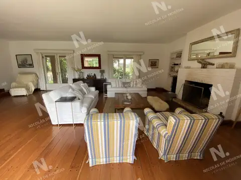 Casa 5 ambientes con 4 baños