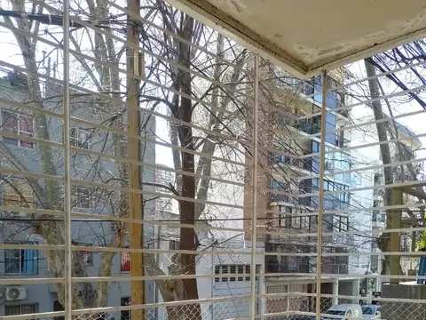 Crespo 1143 monoambiente primer piso de escalera, frente, balcón 481-5308