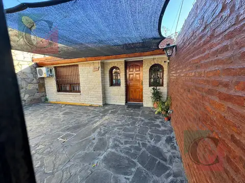 casa para dos familias con cochera implecable estado Valentin Alsina