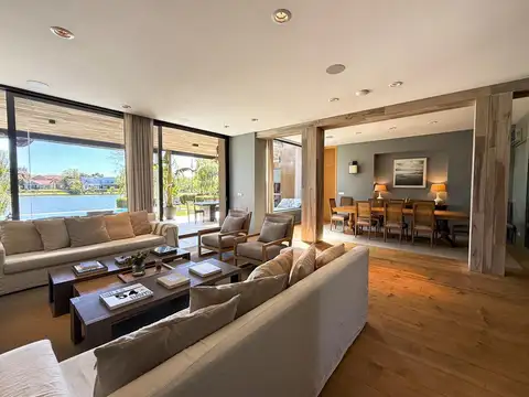 Casa en Venta con 2 cocheras