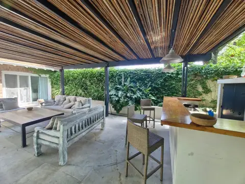 Casa 10 ambientes con 4 baños