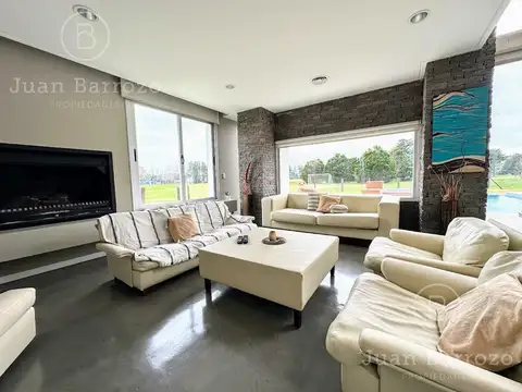 Casa en venta en el Country Club El Venado, Canning. Lote en esquina.