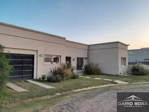 Casa en alquiler c/ cochera en Barrio Parque Matheu