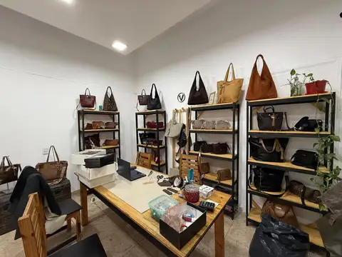 Casa en Alquiler con 4 cocheras