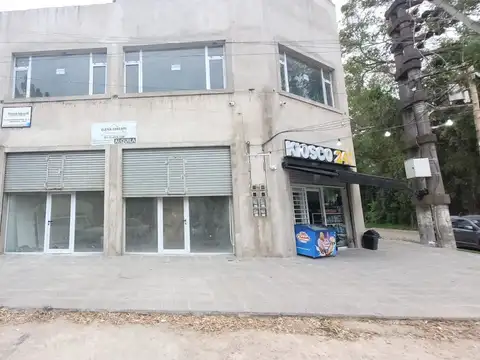 LOCAL CASI ESQ/ CON 2 BAÑOS A EXTRENAR  S/VICENTE