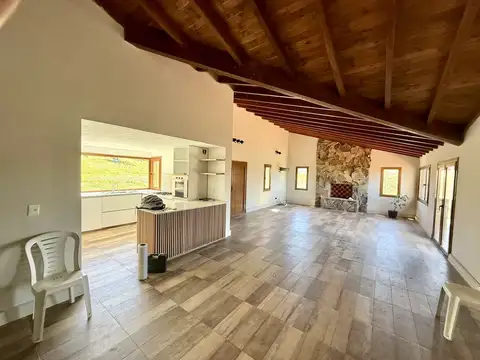 Moderna casa de dos ambientes, con garage para dos vehículos y amplio jardín libre, más deck.