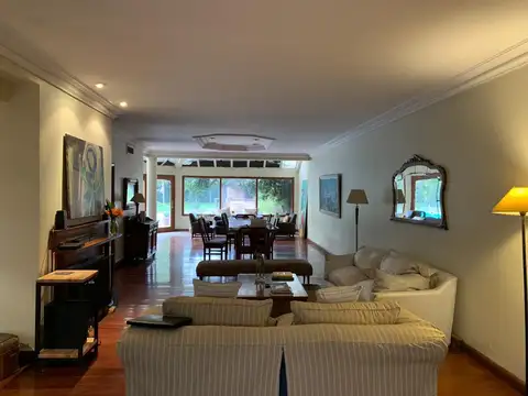 Excelente Chalet 600 m² Cub. 5 Dormitorios - Garage 4 Autos y Pileta - Castelar