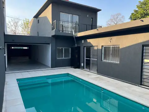 SE ALQUILA EXCELENTE CASA DE 5 AMB, COCHERA, PISCINA EN BOULOGNE