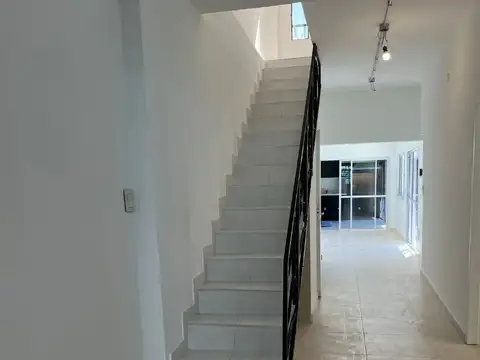 SE ALQUILA EXCELENTE CASA DE 5 AMB, COCHERA, PISCINA EN BOULOGNE