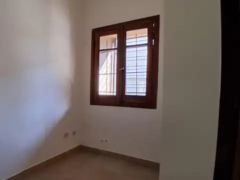 EN VENTA- CASA 2 HABITACIONES SOBRE CALLE CARBO