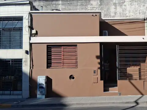 EN VENTA- CASA 2 HABITACIONES SOBRE CALLE CARBO