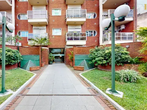 Venta departamento 4 ambientes con patio y cocheras en Avellaneda centro