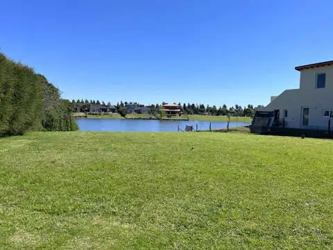 LOTE A LA LAGUNA CENTRAL EN BARRIO CAZAL ESCOBAR