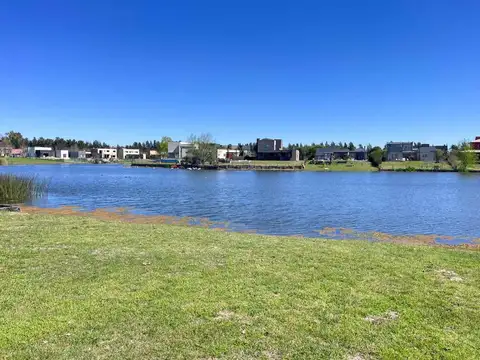 LOTE A LA LAGUNA CENTRAL EN BARRIO CAZAL ESCOBAR