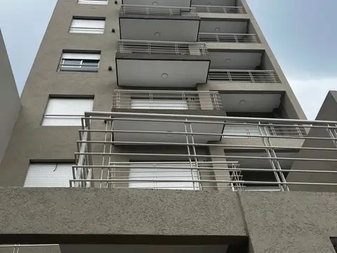 VENTA Dpto. 3 Amb. amoblado, con cochera, en Caseros Centro