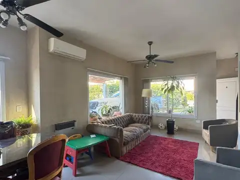 Las Margaritas, Pilar .