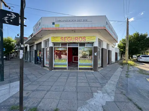 Casa tres ambientes mas tres locales en venta en Merlo