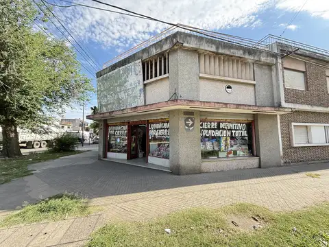 Local en esquina. Lagos y Bustamante. Entrepiso para deposito