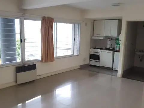 Excelente monoambiente al frente con cocina integrada y baño completo!