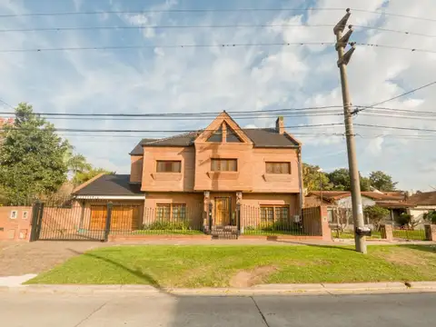 Venta Importante Chalet 7 Ambientes Castelar Norte Permuta