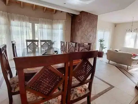 Casa 8 ambientes con 4 baños