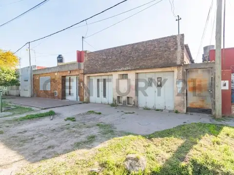 San José 6000. Casa con galpón, en venta, barrio República de los Hornos