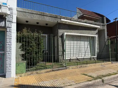 CASA EN VENTA C/AMPLIO FONDO Y QUINCHO-AVELLANEDA