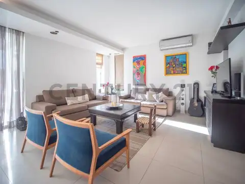 Casa en Venta con 4 cocheras