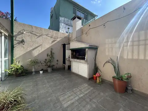 Casa en alquiler de pasillo en arroyito dos dormitorios sin expensas moderna parrillero