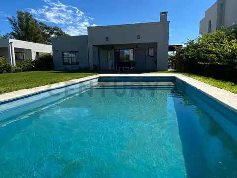 CASA CON PILETA PARQUIZADA