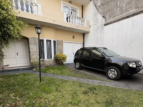 Casa en Venta con 3 cocheras