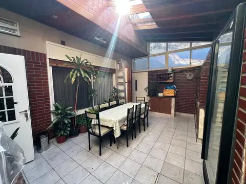 Casa 5 ambientes con 2 baños