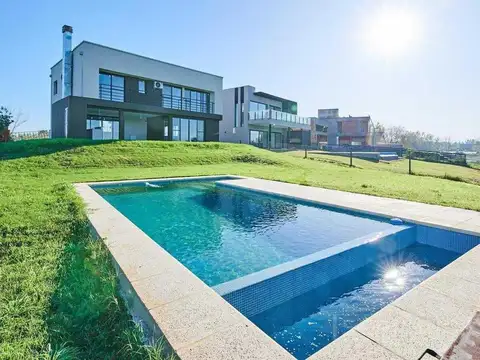 Casa en Venta con 3 cocheras