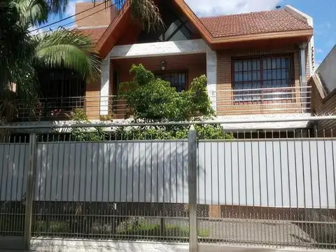 Casa  venta - 3 dormitorios 3 baños - 330mts2 totales  - San Justo