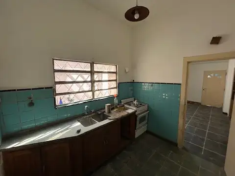 VENTA DE CASA MULTIFAMILIAR, A REFACCIONAR.