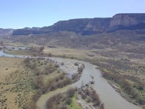 Campo de 6.000 Has con costa de Río Chubut