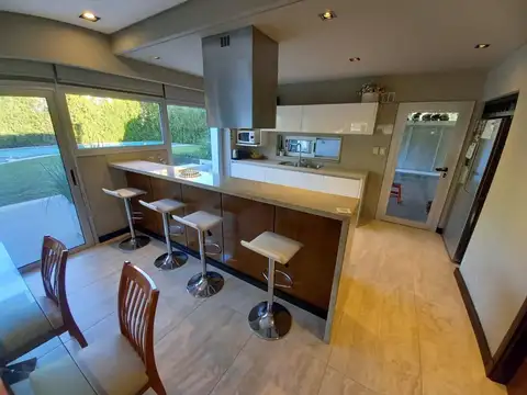 VENTA CASA 6 AMBIENTES LOS TRONCOS