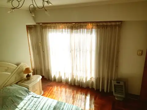 HERMOSA CASA CON PATIO, QUINCHO Y GARAGE. superficie total 236 m2. ESCALADA AL 200 AVELLANEDA.