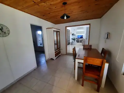 Casa 4 ambientes con 2 baños