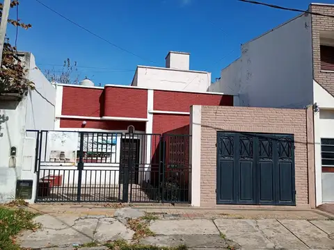 VENTA CASA 4 AMB. PATIO. COCHERAS. TERRAZA. LANUS.