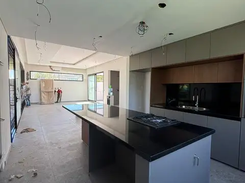 Casa 4 ambientes con 2 baños