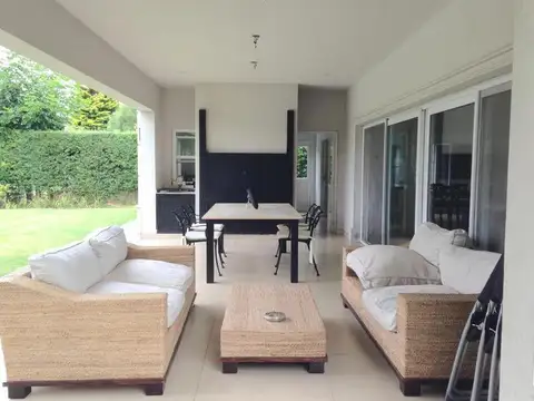 Casa 7 ambientes con 5 baños