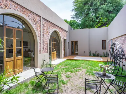 VENTA - CASA 4 DORMITORIOS CON COCHERA, PATIO Y PILETA - LOURDES