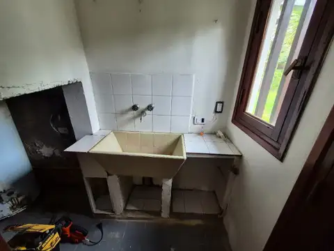 Chalet de 4 ambientes con entrada de autos, garage quincho y parque.