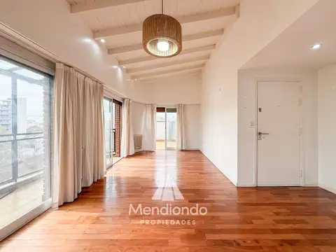 Depto 3 amb.  al frente con balcón y terraza propia. Cochera cubierta. Chauvin.