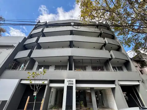 Monoambiente en venta con cochera doble cubierta.