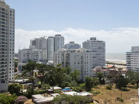 Apartamento en venta a metros de Playa Brava, 2 dormitorios en suite.